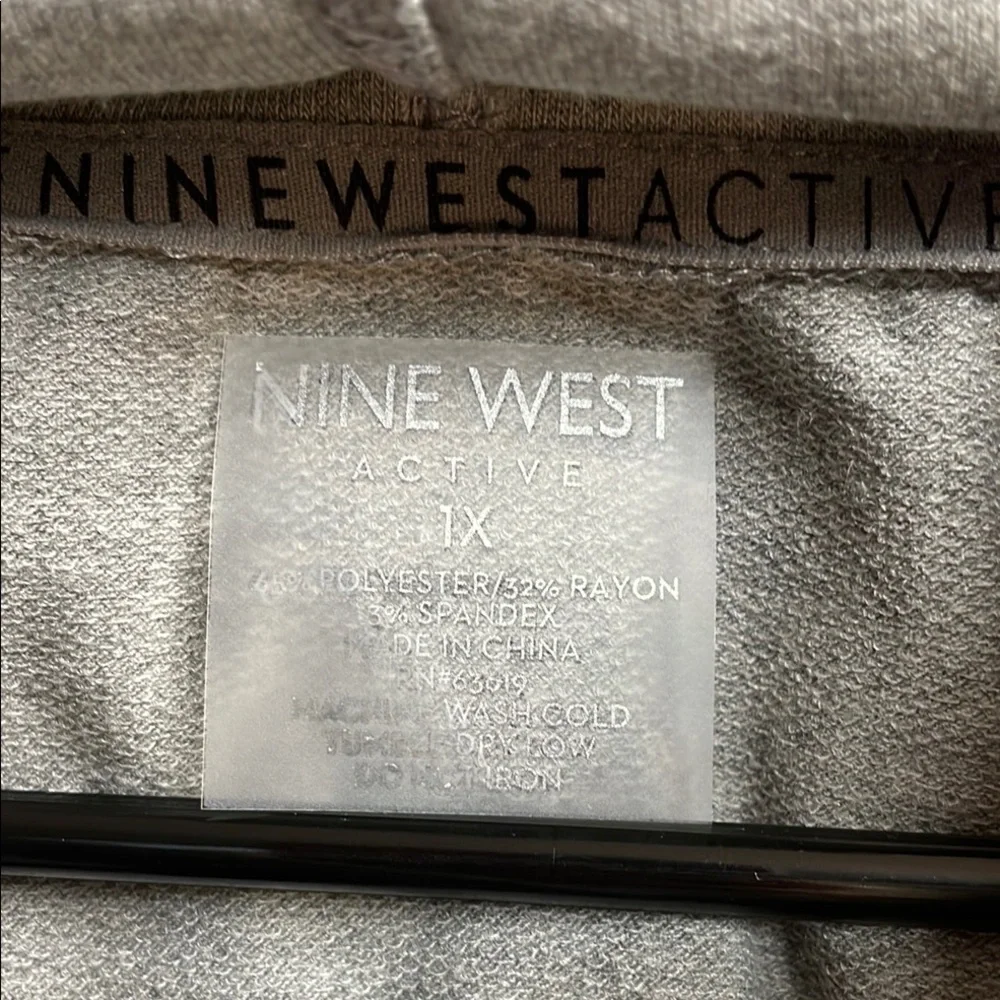 Nine West Heather Gray Short Sleeve Top Activewear top with hoodie New with Tags - Picture 2 of 9